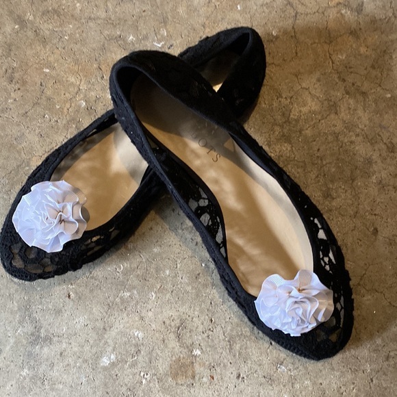 Talbots black lace or snake skin flats & removable flower clips 6.5 - 2 pairs - Picture 3 of 9